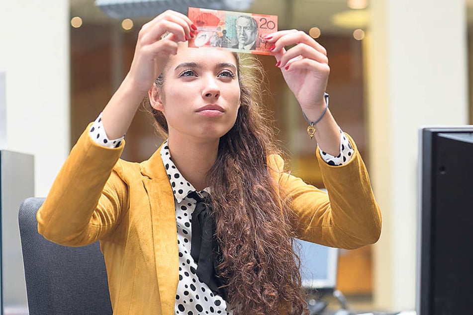 Cindy muss das Geld vorder Annahme anhand seiner Sicherheitsmerkmale überprüfen.