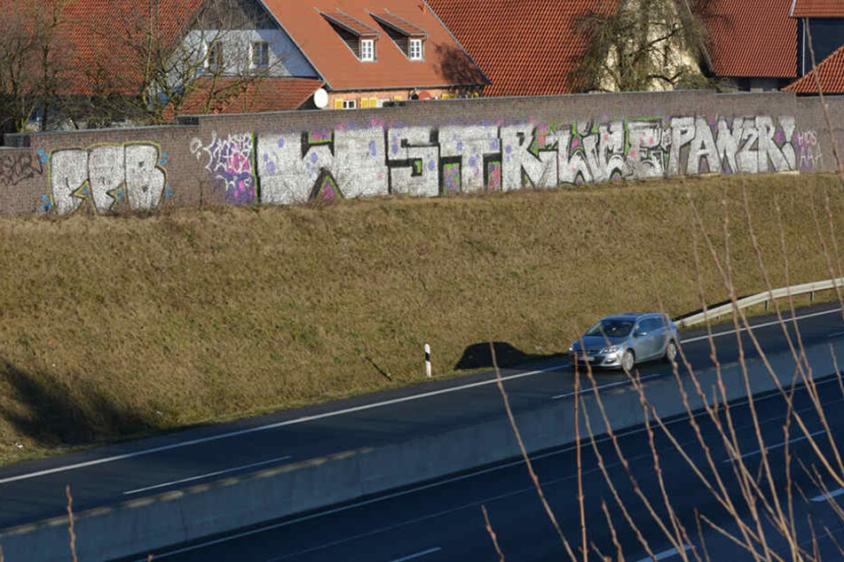 Dieses gigantische Graffiti verschmutzt die Lärmschutzwand an der B1 in Paderborn-Wewer.
