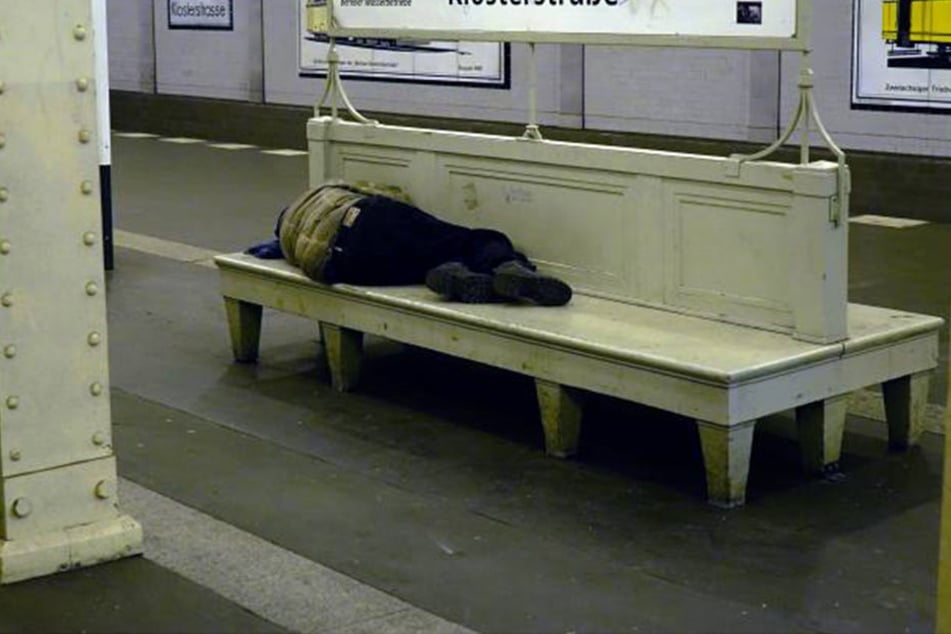 Ein Obdachloser schläft an einem Berliner U-Bahnhof. (Symbolbild)
