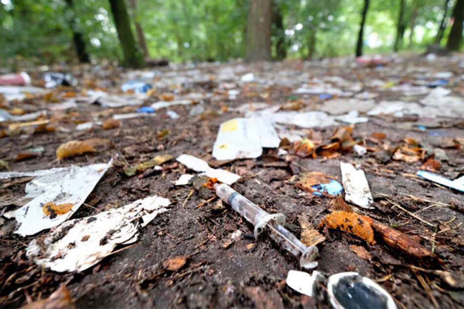 Benutzte Spritzen und anderer Junkie-Müll säumen den Grünstreifen.