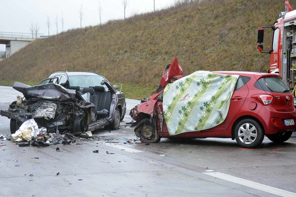 Zwei weitere Menschen wurden bei dem Unfall schwer verletzt.