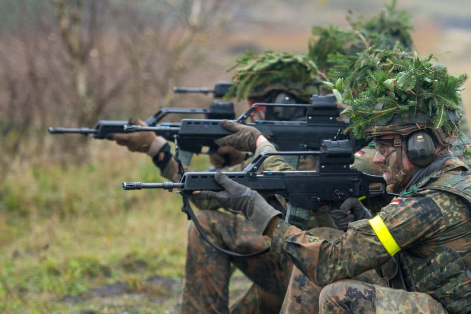 Interessante Idee, aber in Deutschland nicht erlaubt: Die Armee hilft beim Jagen.