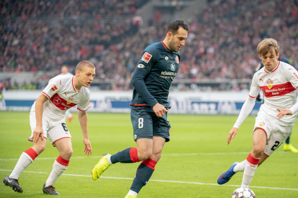 Der Mainzer Levi Öztunali (m.) setzt sich gegen die Stuttgart Santiago Ascacibar (l.) und Borna Sosa (r.) durch.