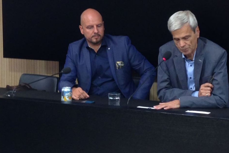 Wolfgang Gedeon (rechts) am Donnerstag bei der Pressekonferenz. Neben ihm der Landtagsabgeordnete Stefan Räpple.