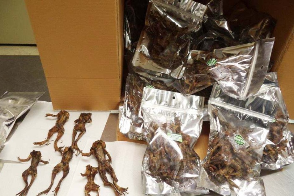 140 getrocknete Frösche fanden Zöllner in einem Postpaket aus Thailand.
