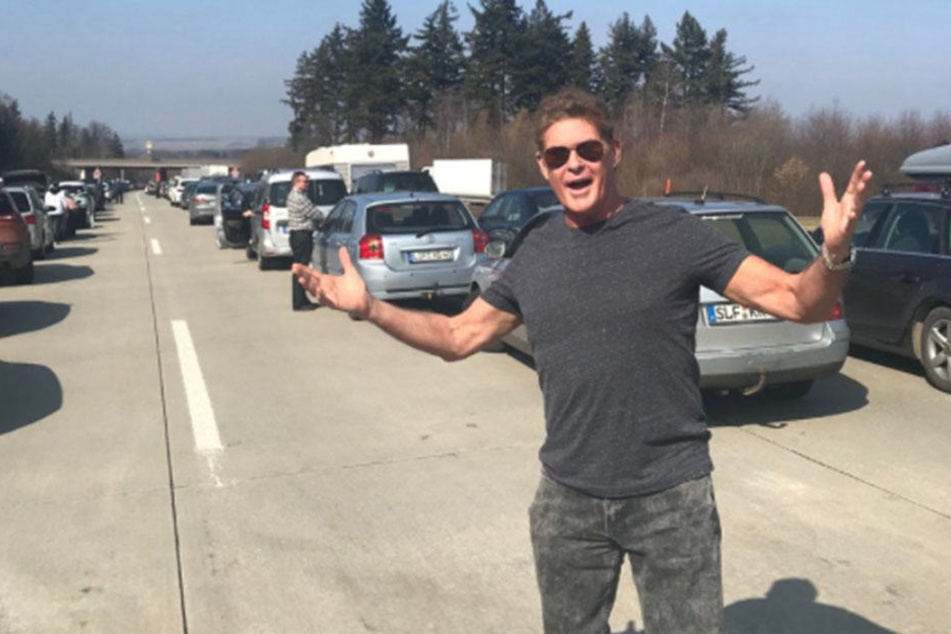 Da kann auch Kitt nicht helfen: David Hasselhoff stand mit vielen anderen im Stau.