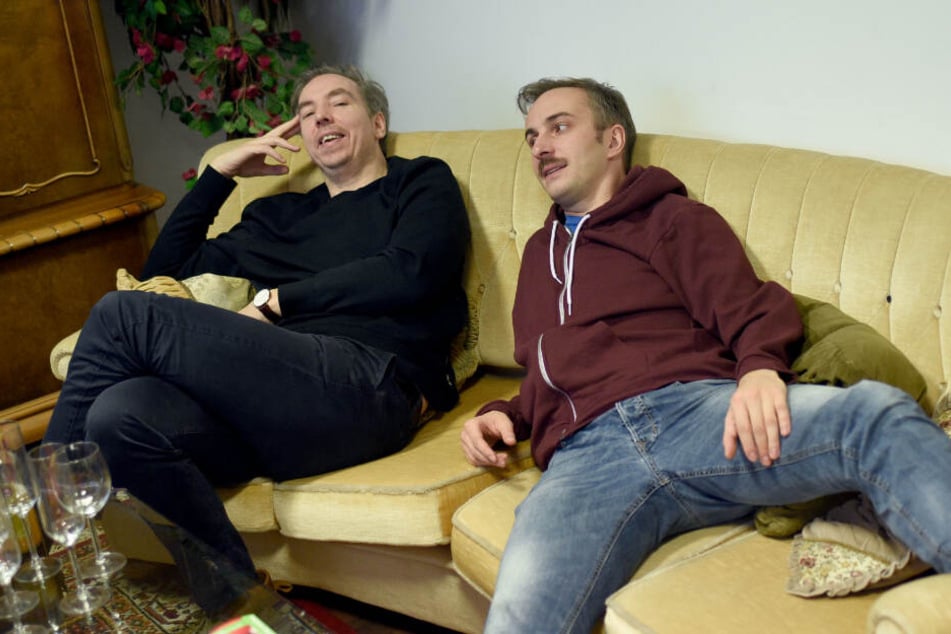 Olli Schulz (links) und Jan Böhmermann entschuldigten sich im gemeinsamen Podcast "Fest und Flauschig" bei Frau Schmidt. (Archivbild)