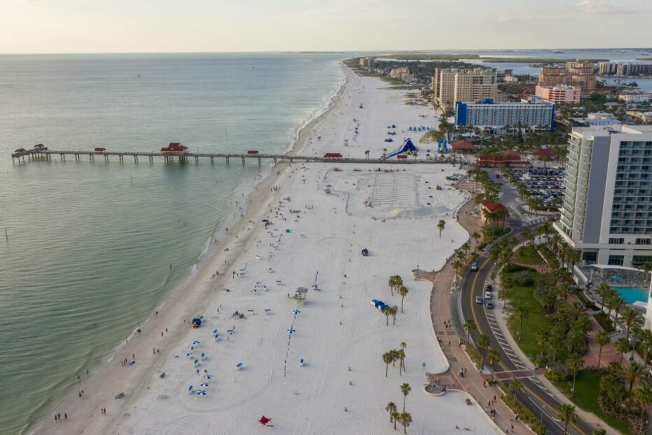 Am Clearwater Beach in Florida wurde am Sonntag ein Mann von einem Blitz getroffen und erlitt einen Herzstillstand.
