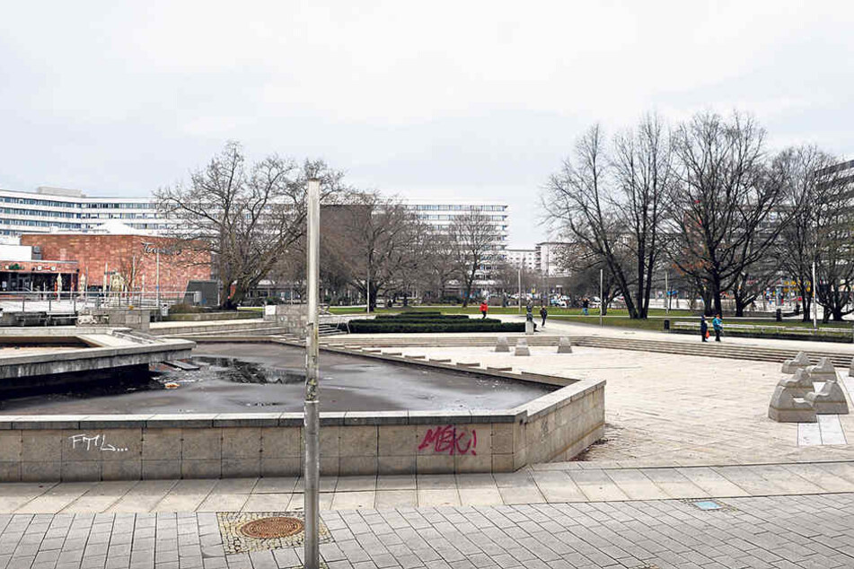 So sieht‘s aktuell aus: Freier Blick vom Stadthallenpark aus auf das
Rawema-Gebäude und die Brückenstraße.
