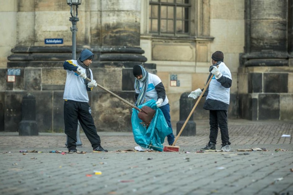 Am Schlossplatz halfen auch Mitglieder der muslimischen
Ahmadiyya-Gemeinde beim Aufräumen.