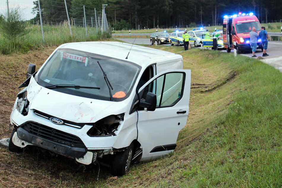 Am Montagmorgen kam dieser Wagen von der Fahrbahn ab. Ein Insasse hinten kam ums Leben, der Fahrer wurde verletzt. Zwei weitere Mitfahrer erlitten einen Schock.