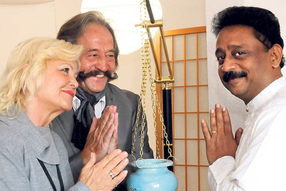 Das Vertrauen in Yoga und Pulsdiagnose
(im Bild bei Dr. Santosh
Kadam) hat Karl-Heinz Bellmann von
seiner Indienreise mitgebracht.
