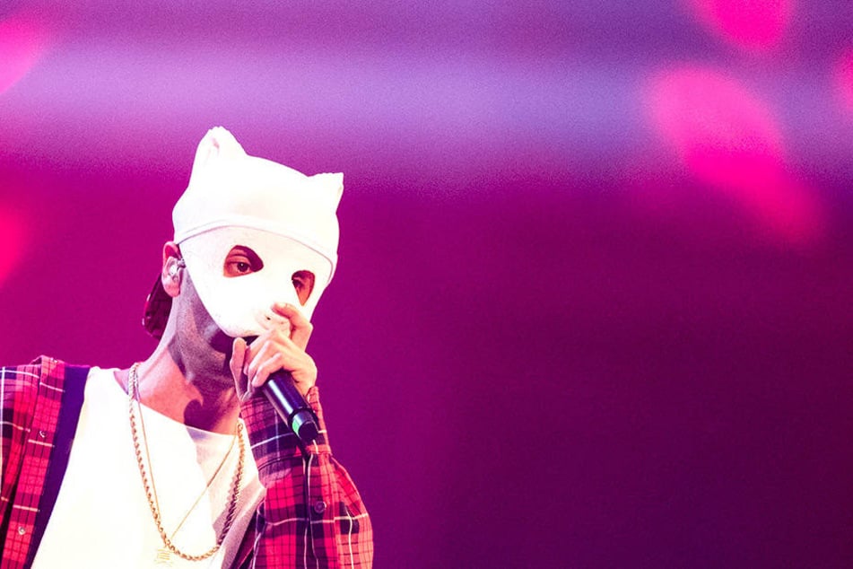 So kennt man den Rapper Cro (28) von seinen Auftritten. Eine Panda-Maske verdeckt seine Gesichtszüge.