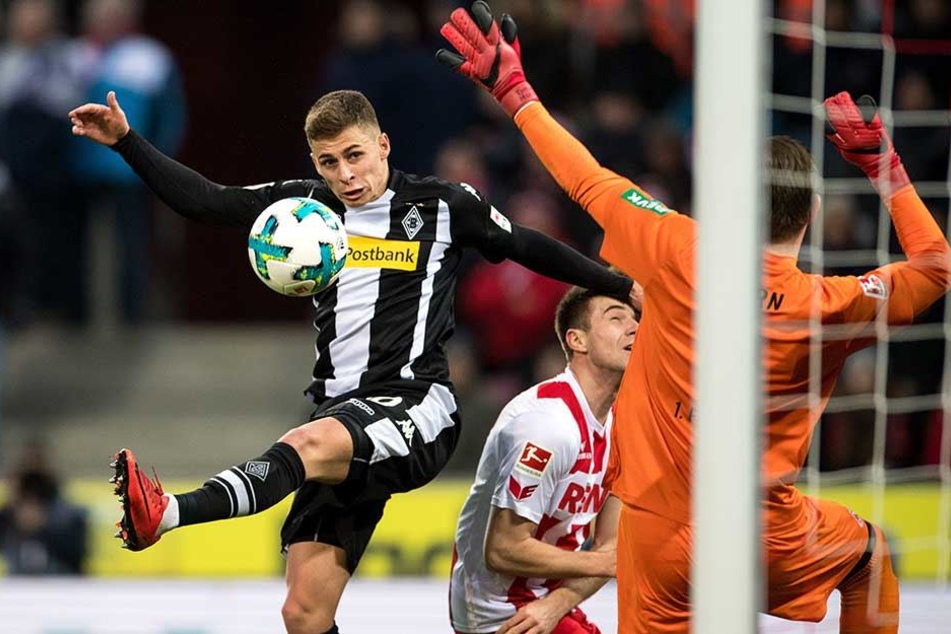 Gladbachs Thorgan Hazard (l) vergibt gegen Kölns Torwart Timo Horn.