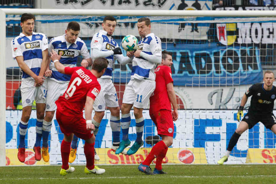 Tom Schutz (li.) verwandelte seinen Freistoß zum 1:0.