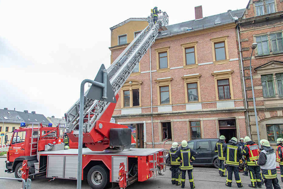 Die Freiwilligen Feuerwehren Limbach, Oberfrohna und Rußdorf waren mit 53 Kameraden im Einsatz. Mutter (78) und Schwester (56) konnten per Drehleiter gerettet werden.