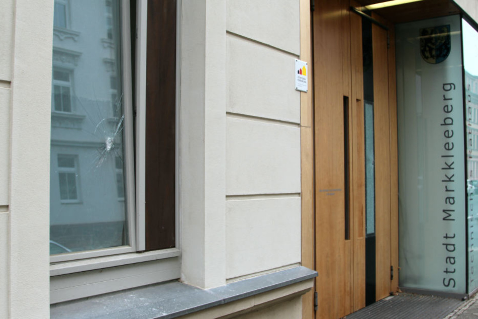 In der Nacht zum Dienstag wurden die Fenster sowie die Eingangstür des Technisches Rathauses in Markkleeberg beschädigt. Am nächsten Tag sah man bereits nichts mehr von den Schmierereien am Eingang.