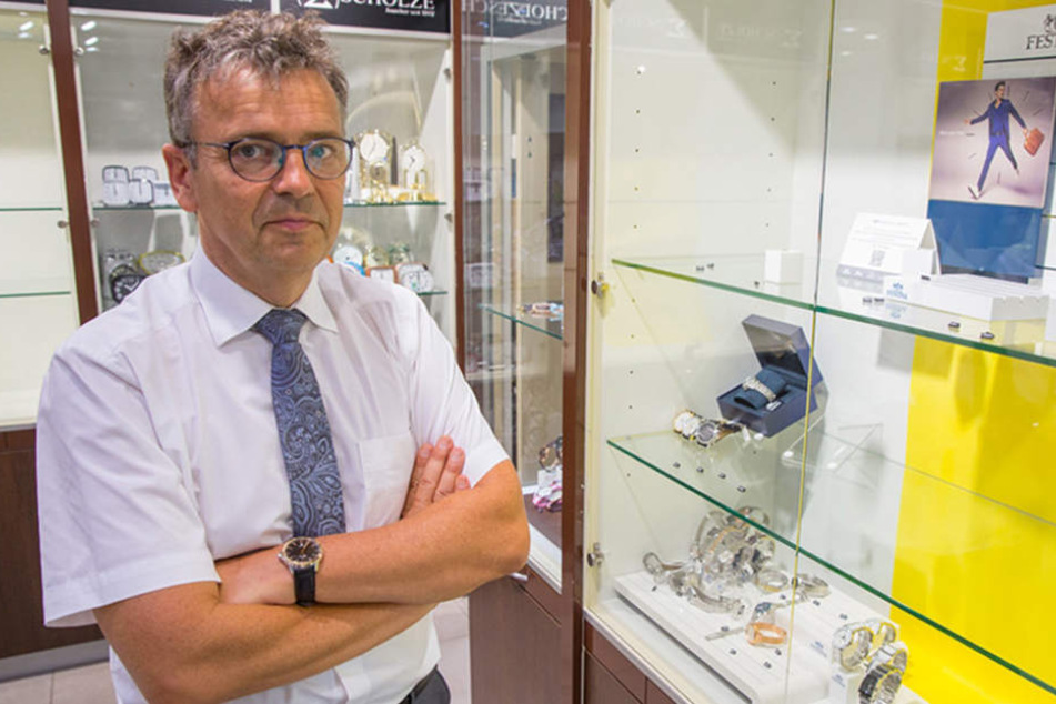 Juwelier Haico Scholze (56) ärgert sich über den dreisten Einbruch.