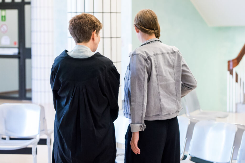 Die Erzieherin (rechts), die durch Fahrlässigkeit den Tod eines zweijährigen Jungen in einem Teich verschuldet haben soll, steht im Amtsgericht im Flur neben ihrer Anwältin Gabriele Heinecke.