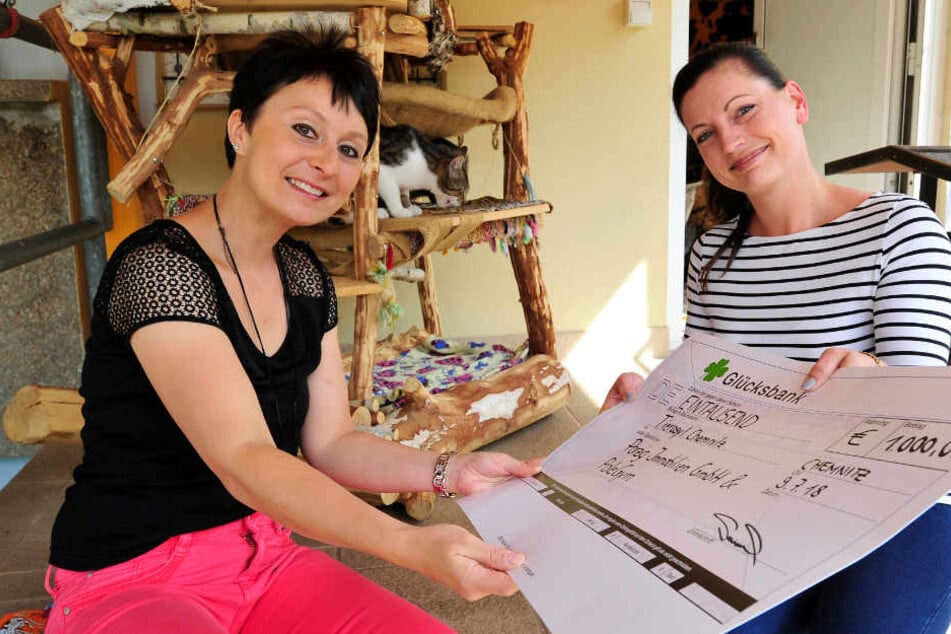 Für Tierasyl-Chefin Denise Putsche (36) kommt der Spenden-Scheck von Peggy Sammler (29) wie gerufen.