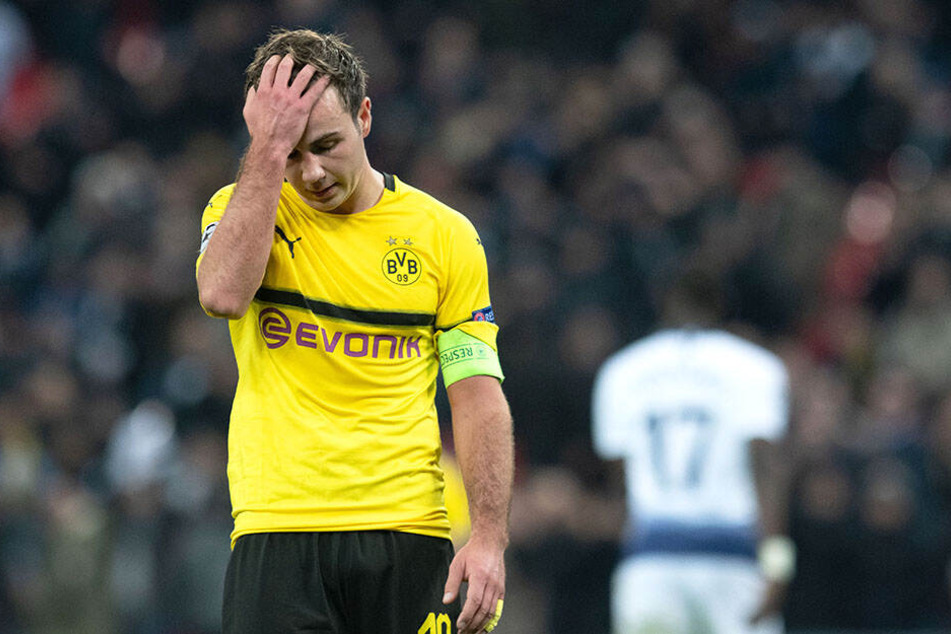 BVB-Kapitän Mario Götze mit der Kapitänsbinde, kann die eigene Leistung kaum fassen.