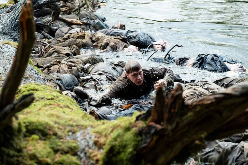 Schofield (George MacKay) muss auf dem Weg zum Ziel im wahrsten Sinne des Wortes über Leichen klettern.