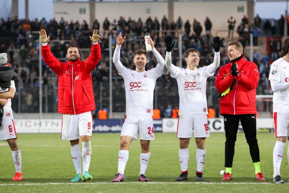 Torschütze Fabian Eisele (9, Zwickau), Julian Hodek (24, Zwickau) Anthony Barylla (16, Zwickau) und Torhüter Lukas Cichos (30, Zwickau) feiern den Sieg.
