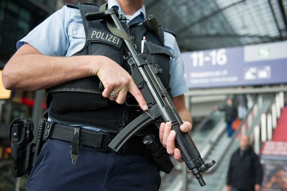 Ein Bundespolizist mit Maschinenpistole auf dem Berliner Hauptbahnhof.