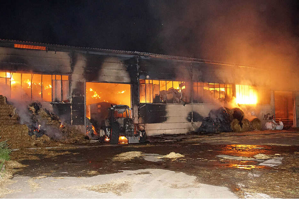 In der Lagerhalle war Stroh gelagert und ein Traktor mit Anhänger abgestellt.