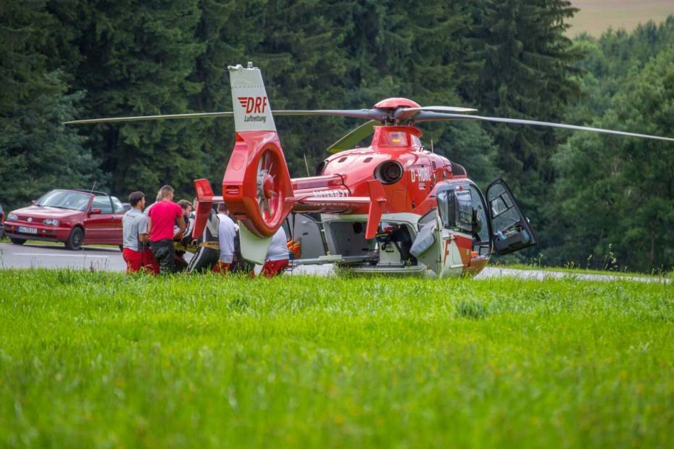 Ein Rettungshubschrauber brachte die verletzten Biker ins Krankenhaus.