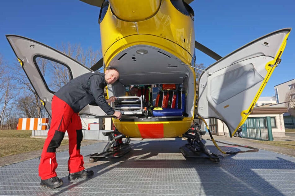 Immer bereit zum Leben retten: Dr. Frank Thümmler (45) am "Heck" von "Christoph 46". Der alte Heli kam im Vorjahr auf mehr als 1 300 Einsätze.