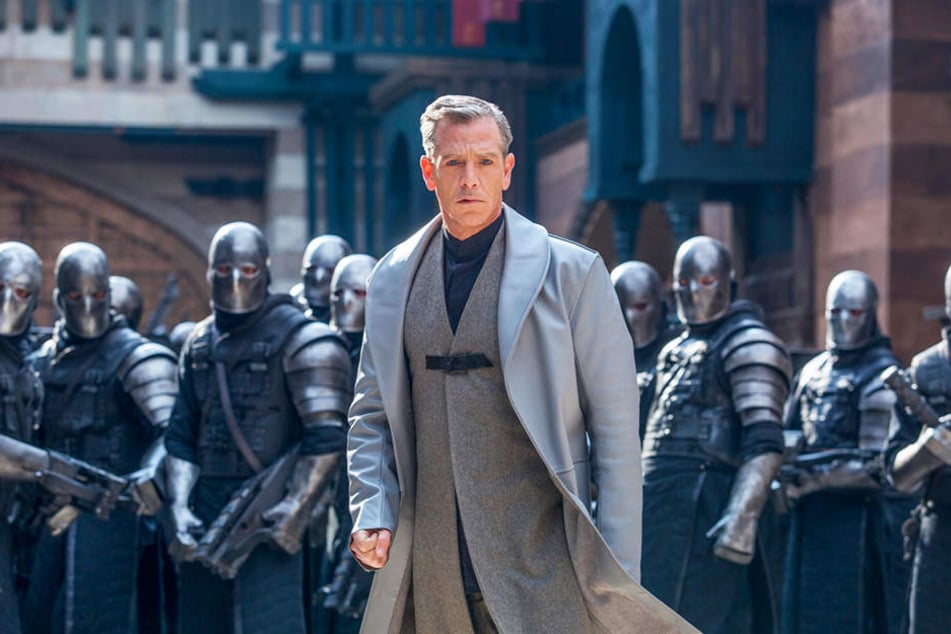 Der Sheriff von Nottingham (vorne; Ben Mendelsohn) ist Robin Hoods durchtriebener Gegenspieler.