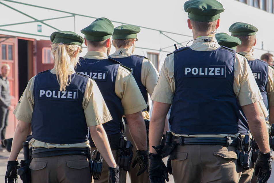 Sechs Polizisten wurde angegriffen. (Symbolbild)