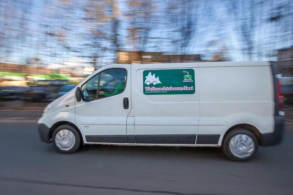 Ätännschn! Ätännschn! Hier kommt das Weihnachtsbaumtaxi von Chemnitz. Der
neue Service liefert bis zum 24. Dezember mittags.