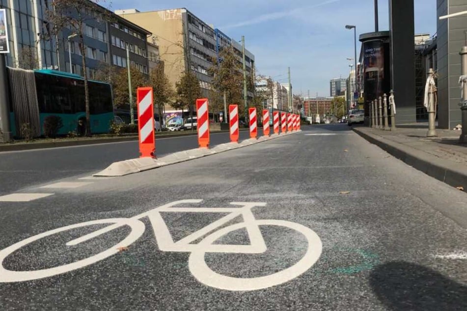 Die Kurt-Schumacher-Straße ist eine wichtige Verkehrsader der Mainmetropole. (Symbolbild)