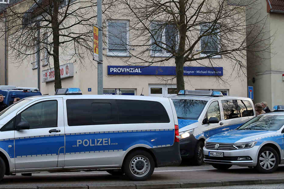 Die Polizei vor der Anwaltskanzlei kurz nach der Tat.