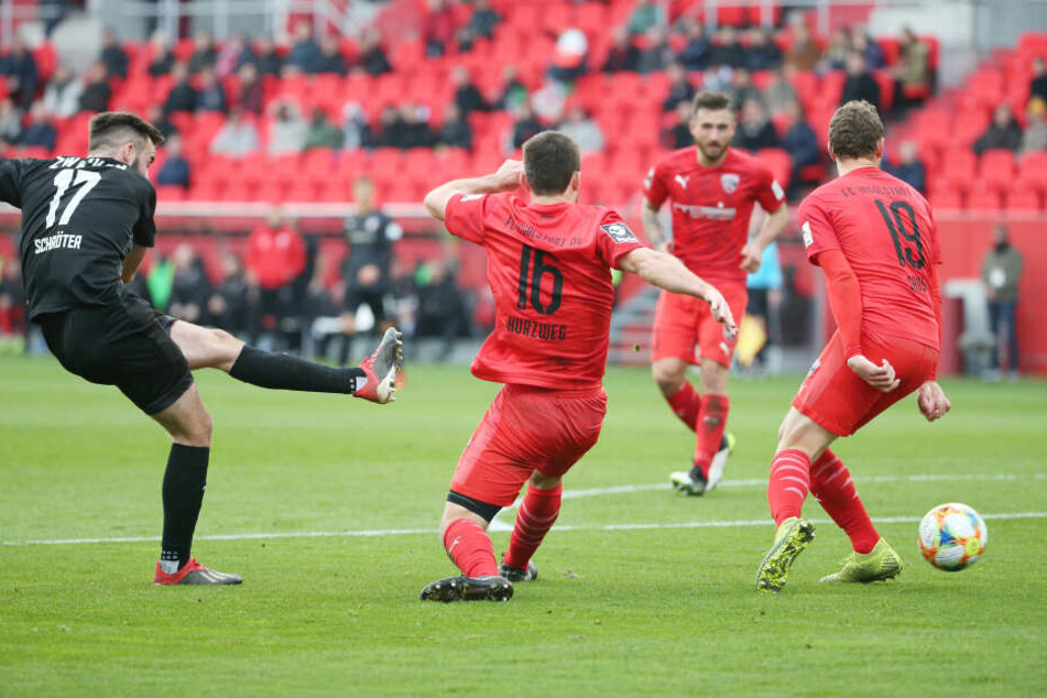 FSV-Spieler Morris Schröter (l.) zieht überlegt ab und trifft zum Anschluss.