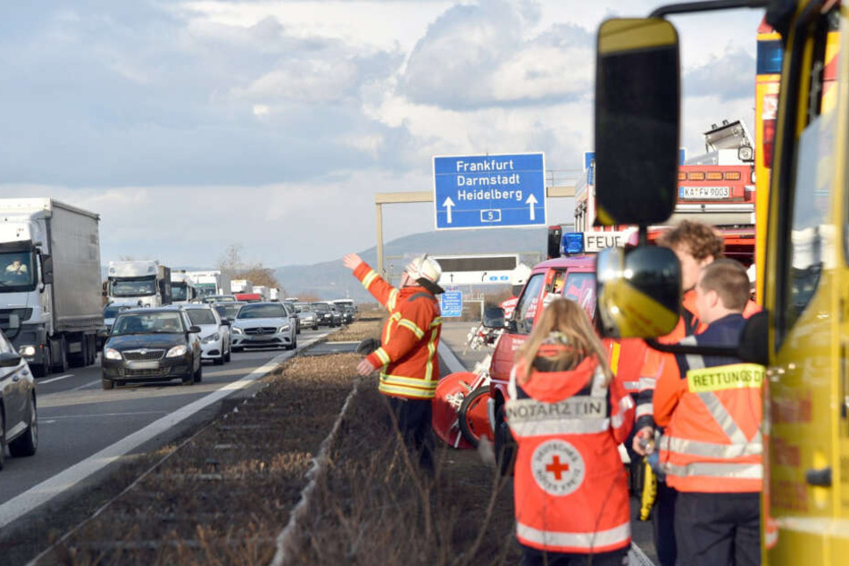 Ein Feuerwehrmann winkt in Richtung Gegenfahrbahn. (Archivbild)