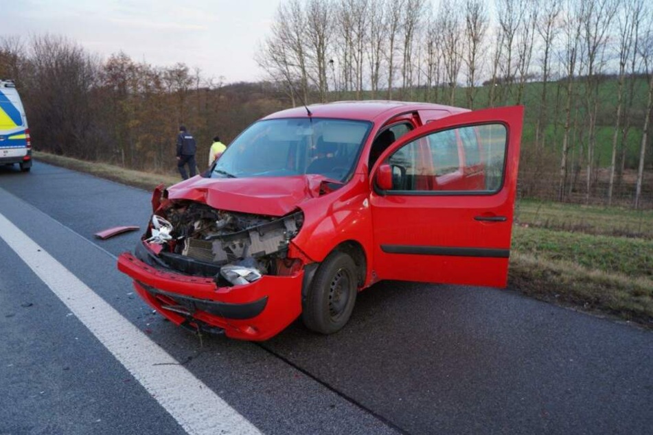 Der rote Renault wurde bei dem Unfall stark beschädigt.