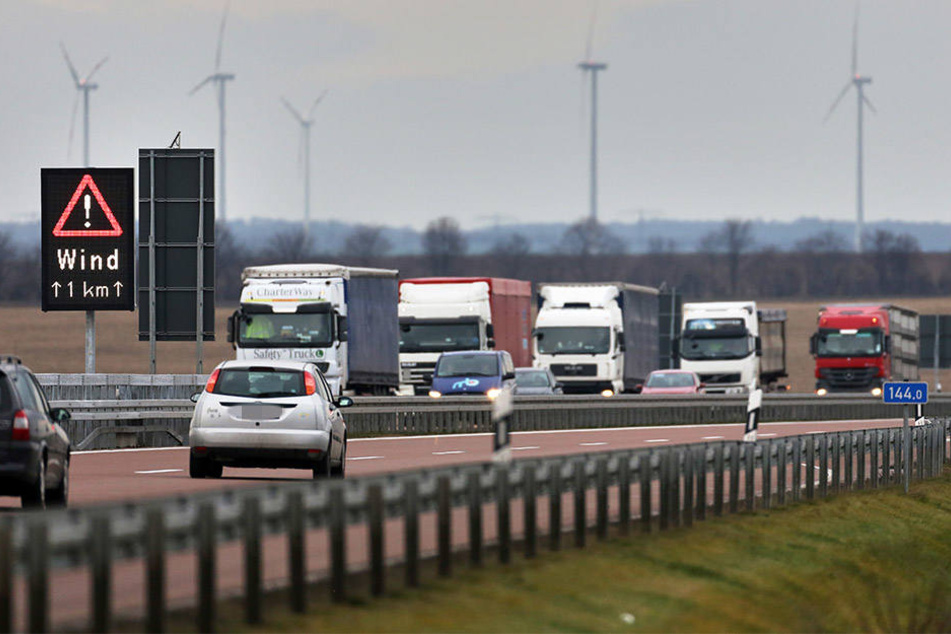 Der 38-Jährige fuhr die Autobahnausfahrt viel zu schnell herunter und bekam deshalb die Kurve nicht (Symbolbild).