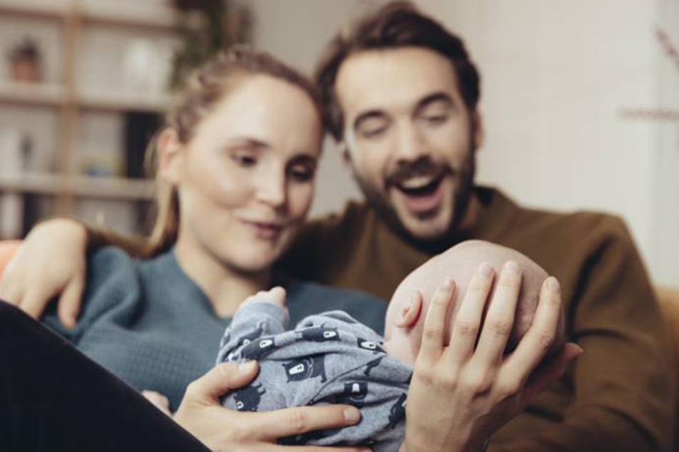 Das erste Kind verändert das Leben komplett. Eltern schenken dem Erstgeborenen meist mehr Aufmerksamkeit.