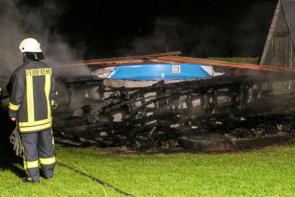 Die Umrandung eines Pools in Stützengrün stand komplett in Flammen.