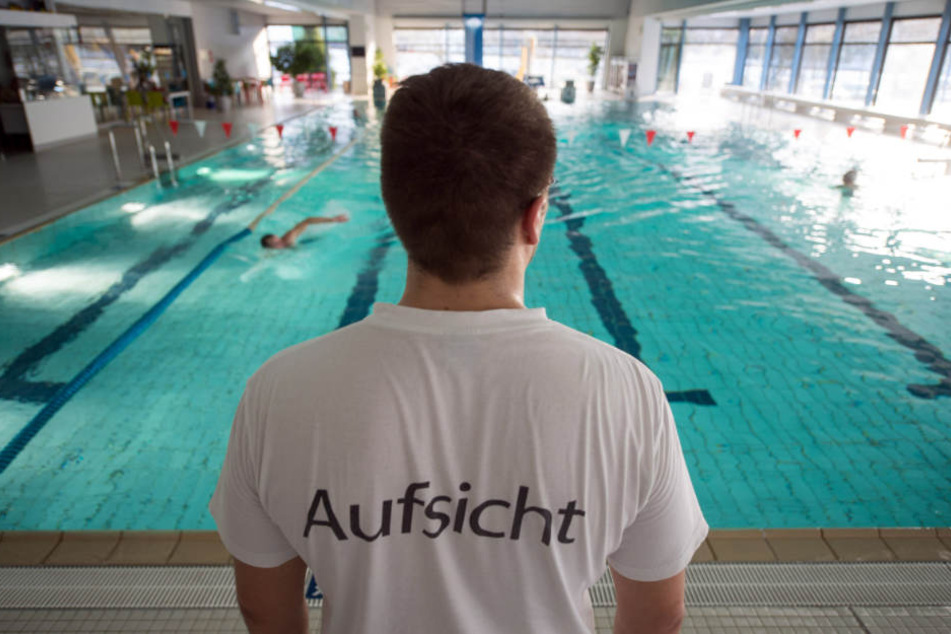 Die Bademeister sollen ihre Aufsichtspflicht vernachlässigt haben. (Symbolbild)