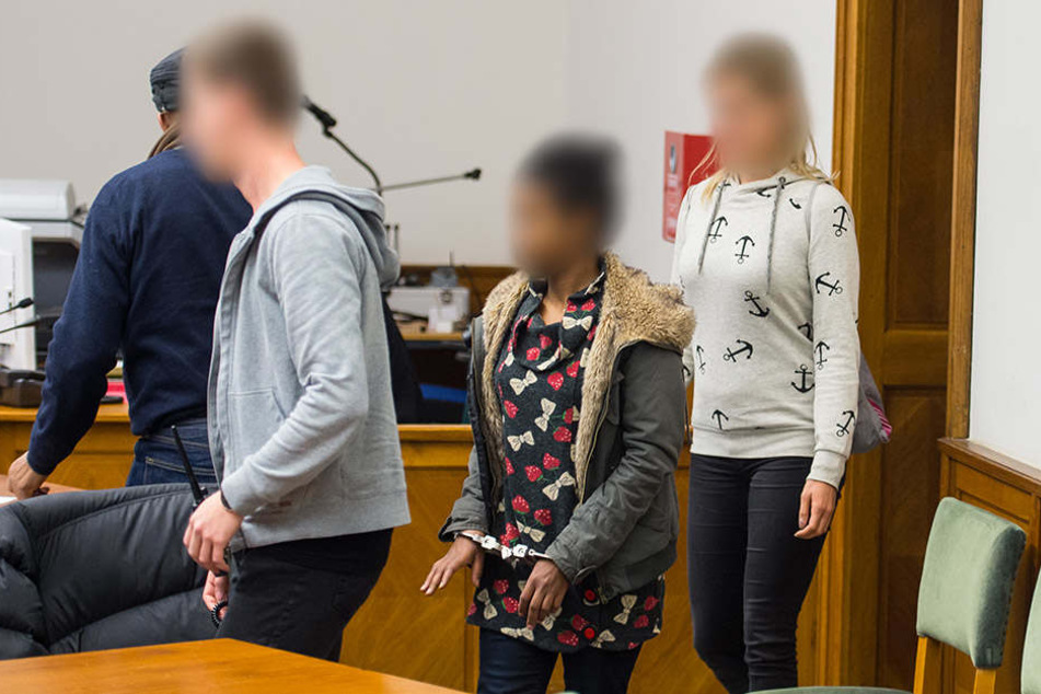 Die Angeklagte (M) wird am 09.11.2017 in Lüneburg (Niedersachsen) von zwei Justizmitarbeitern in den Gerichtssaal vom Landgericht geführt.