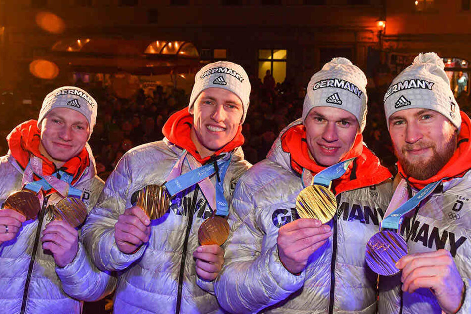 Zwei Mal Gold für Pilot Francesco Friedrich (v.l.) und Anschieber Thorsten Margis, je einmal für Candy Bauer und Martin Grothkopp, die den Vierer komplettierten.
