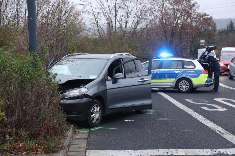 Der Honda prallte frontal gegen eine Straßenlaterne.