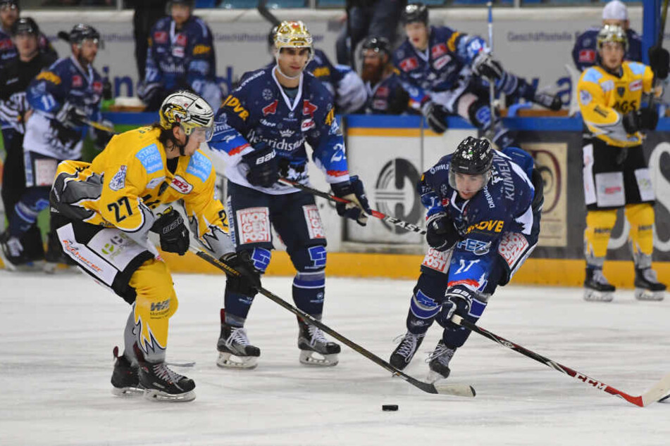 Tadas Kumeliauskas und Alexander Höller kreisen den Tiger aus Bayreuth, Marvin Neher ein.