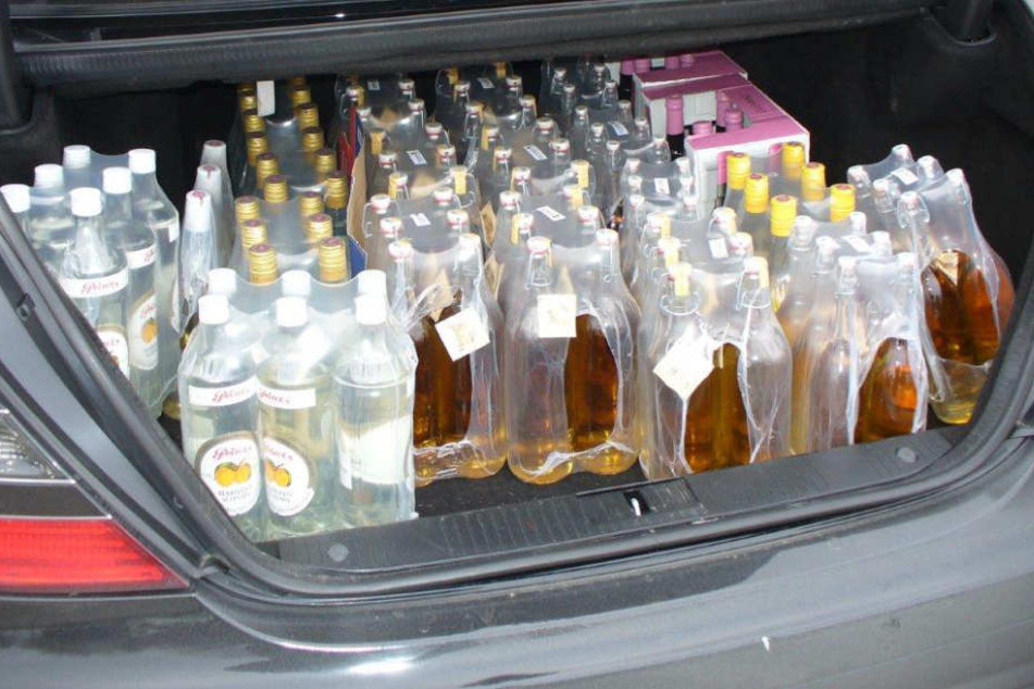 Potzblitz! Insgesamt 153 Flaschen Schnaps transportierte der Österreicher im Kofferraum.