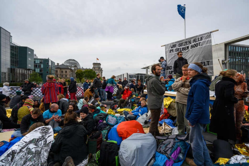 Aktivisten der Klimabewegung "Extinction Rebellion" haben während ihrer Aktionswoche "Berlinblockieren" die Marschallbrücke blockiert.