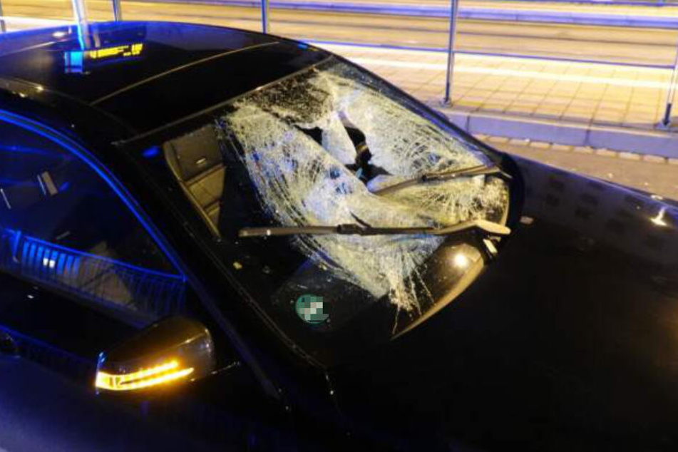 Der 30-jährige Fahrer dieses Mercedes hatte den Jugendlichen an der Haltestelle "Leibnizstraße" frontal erfasst und etwa 30 Meter mitgeschleift.